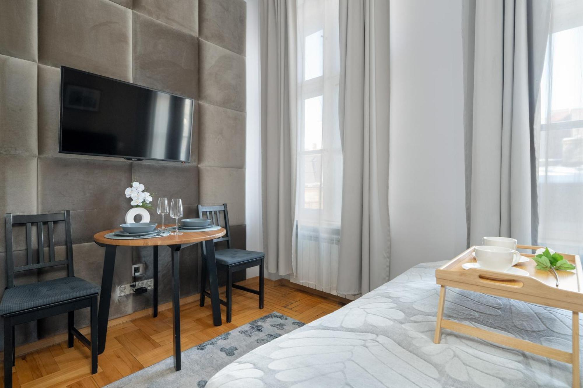 Przytulne Studia Very Berry W Poznaniu Blisko Parku By Noclegi Renters Exterior photo